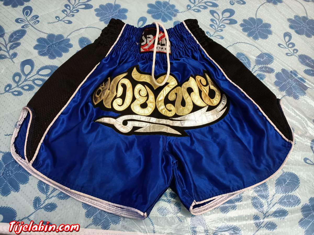 عندي شورت تع بوكس حاجة مليحة ماشي ملبوس بزاف