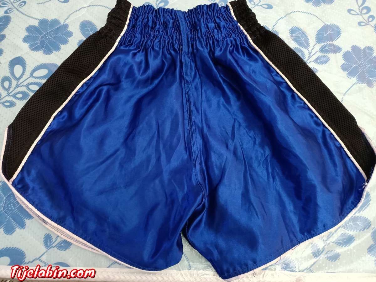 عندي شورت تع بوكس حاجة مليحة ماشي ملبوس بزاف