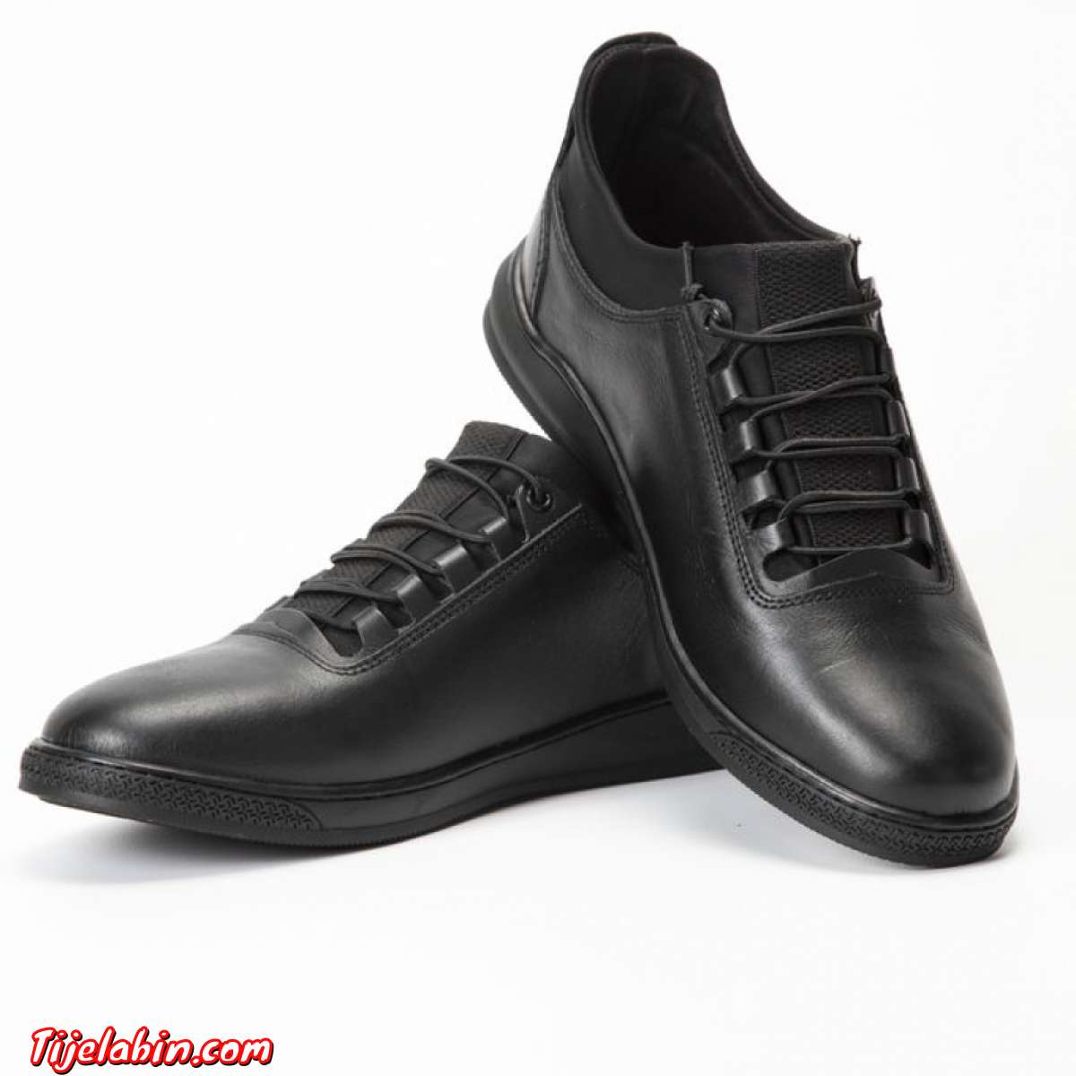 حذاء مريح مصنوع من مواد عالية الجودة مناسب لخرجاتك اليومية.ت