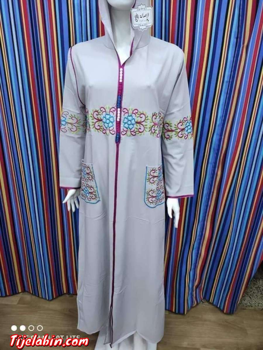 جلابة حاجة شابة