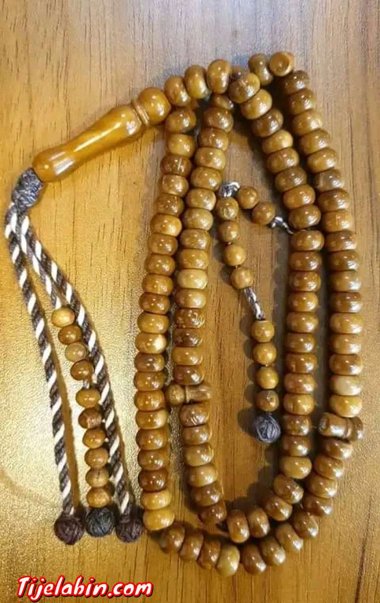 مصحف+ سجادة صلاة +حامل المصحف+ سبحة + سبحة إلكترونية +مسك سو