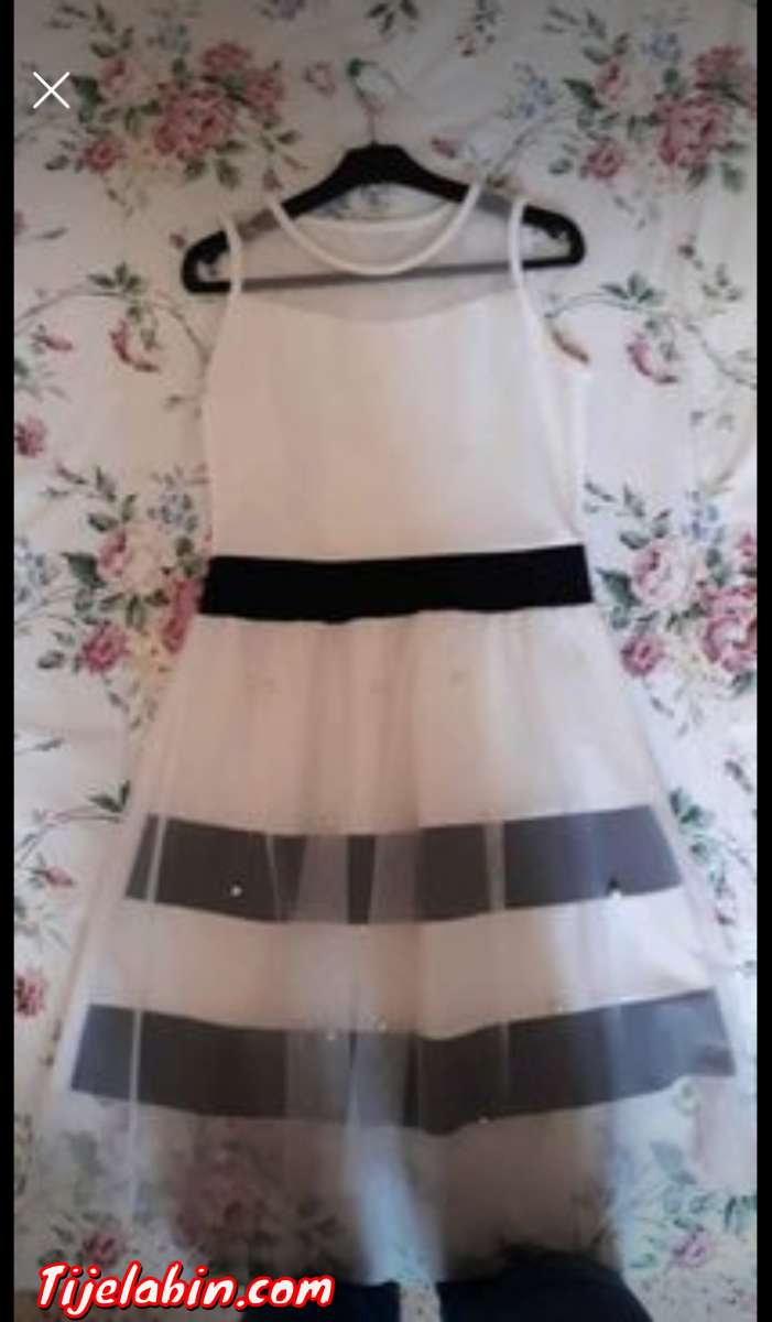 Robe jamais utilisé pour fille de 8ans