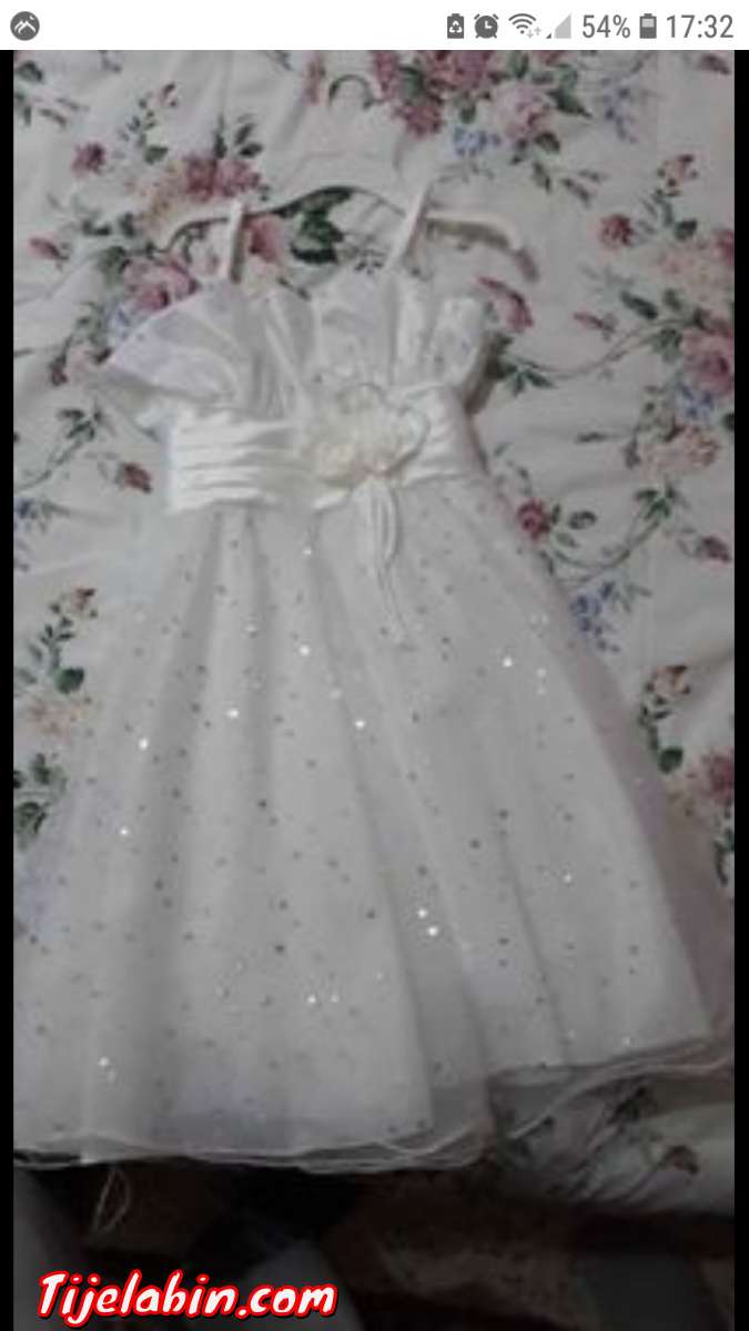 Robe jamais utilisé pour fille de 8 ans