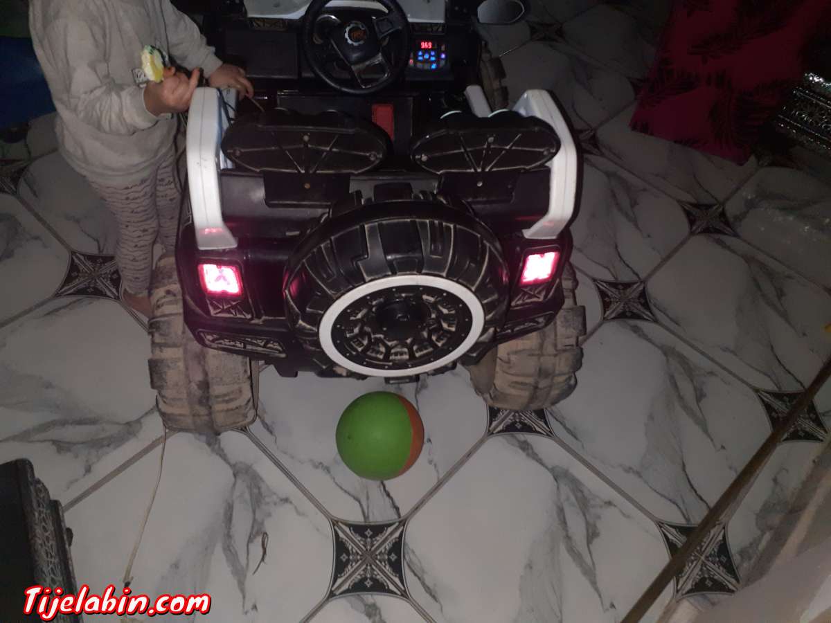 سيارة اطفال