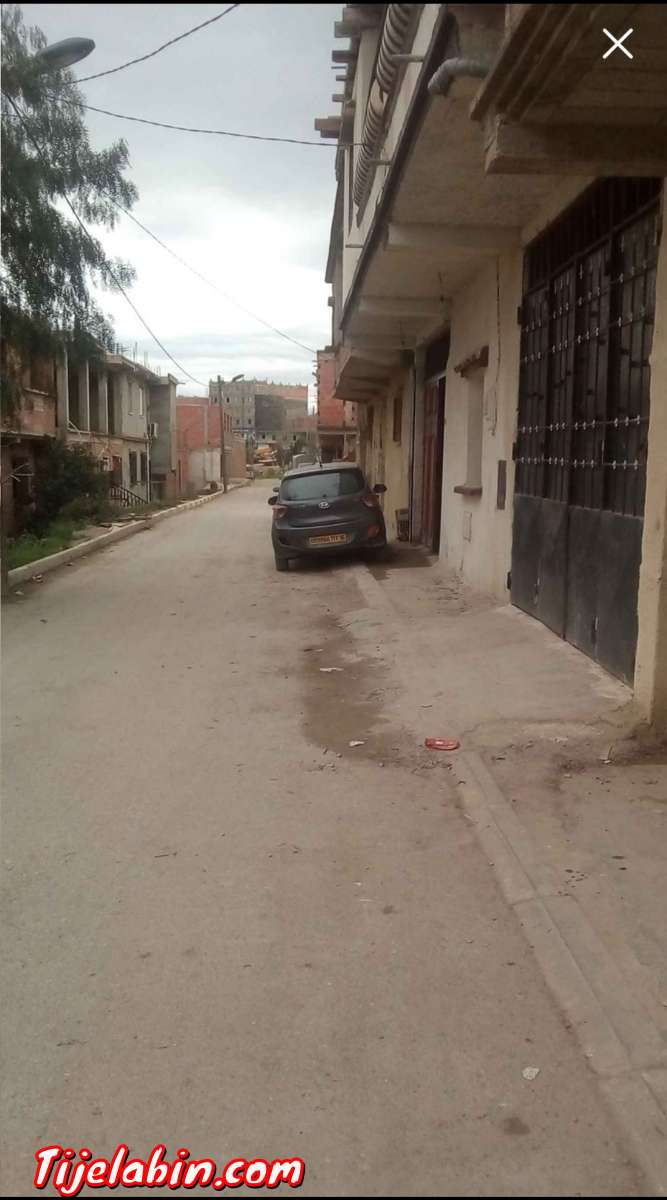 ڨراچ للكراء 8.20طول و6.10عرض لتخزين السلع أو خدمات اخرى.