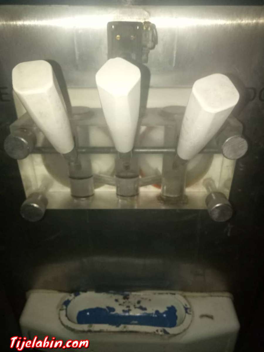 الة صنع المثلجات