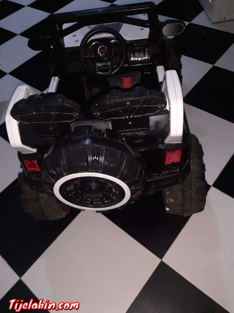 سيارة اطفال