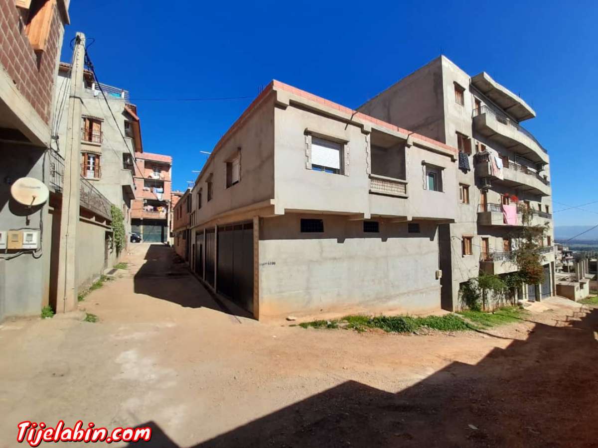 فيلا للبيع عقد ملكية ودفتر عقاري ورخصة بناء فيها 3 واجهات