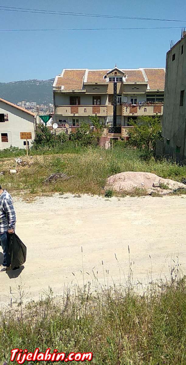 قطعة أرض للبيع صالحة للبناء متوفر غاز كهرباء وماء .