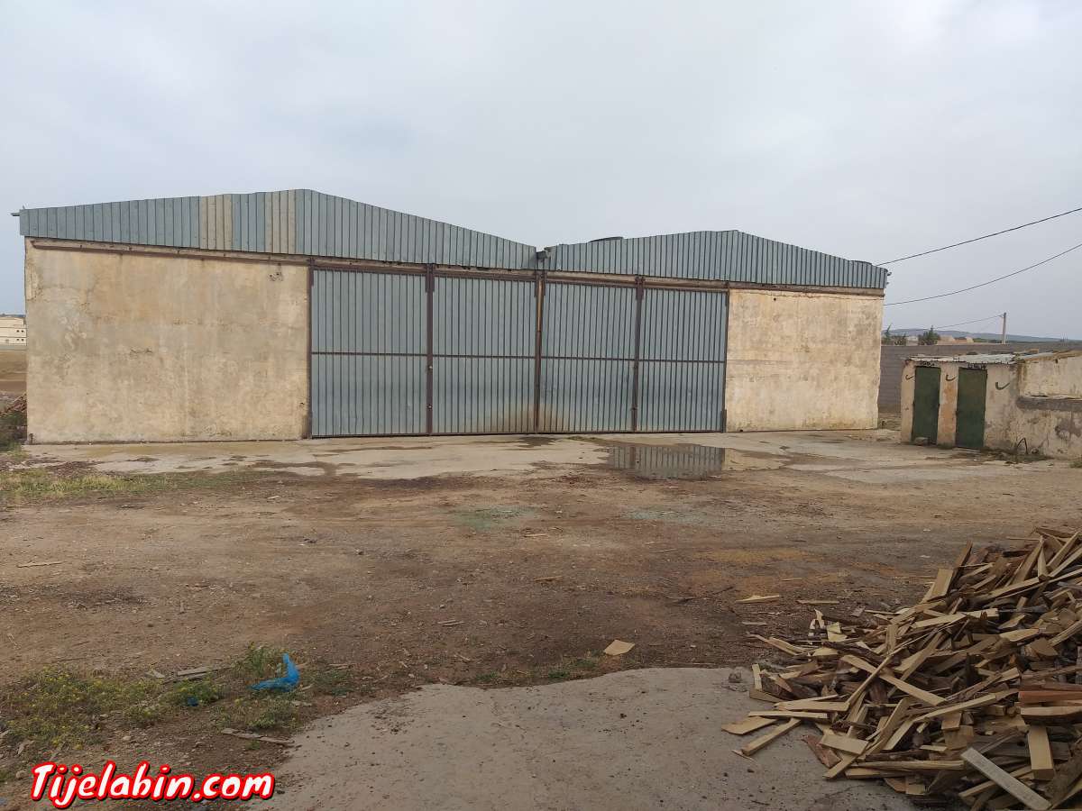 usin de boit  un grand Hangar sur la route