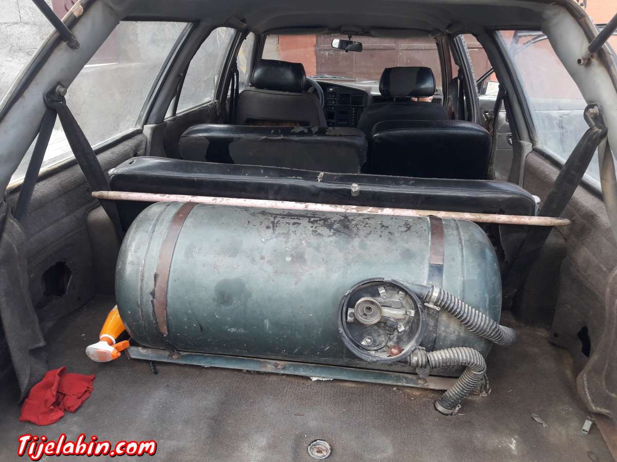 سيارت من نوع بيجو 505  محرك la 11