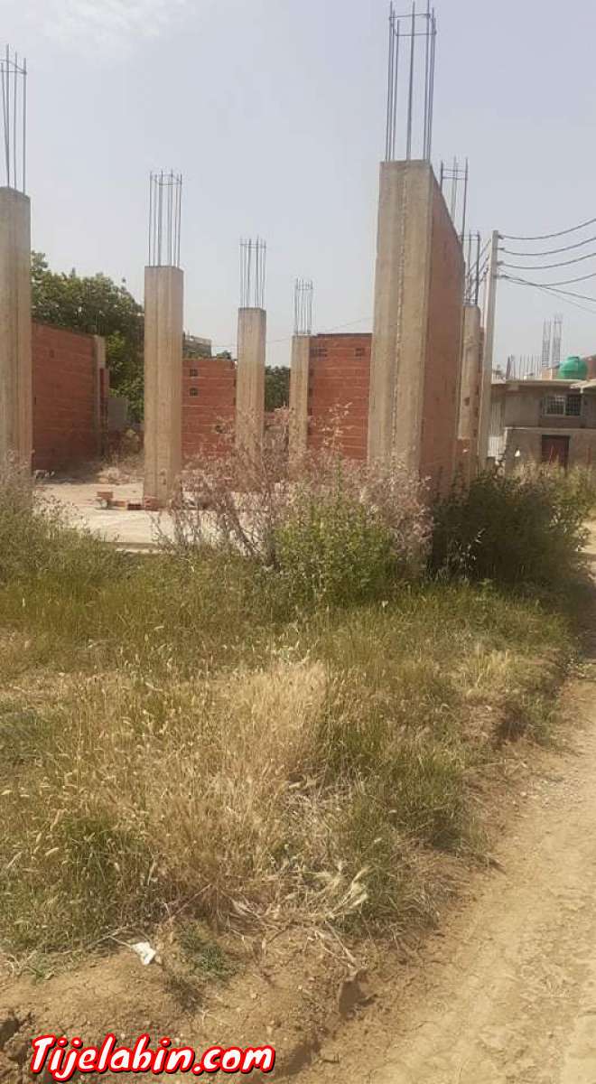 توجد قطعة ارظ للبيع فيها 3أرات أر اونص مبني ولباقي ليبري ايع