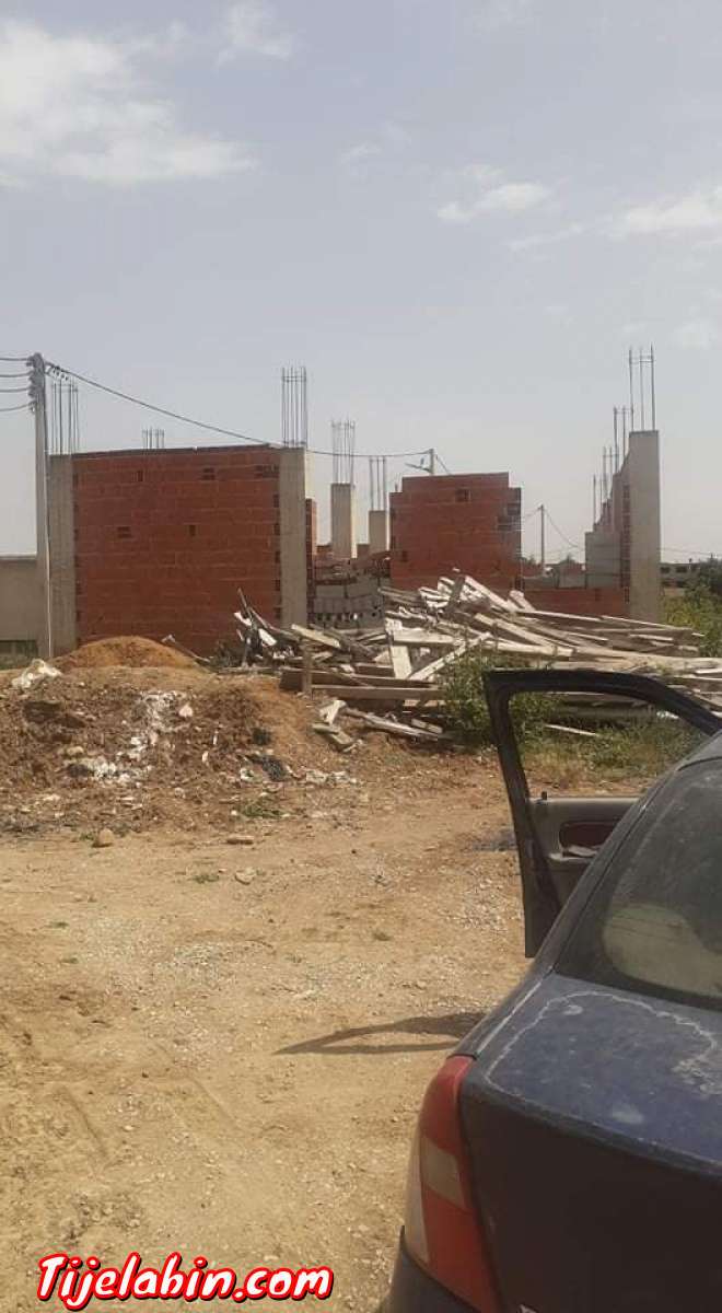 توجد قطعة ارظ للبيع فيها 3أرات أر اونص مبني ولباقي ليبري ايع