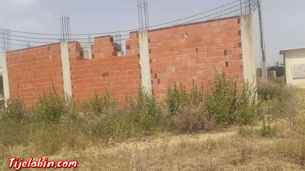 توجد قطعة ارظ للبيع فيها 3أرات أر اونص مبني ولباقي ليبري ايع