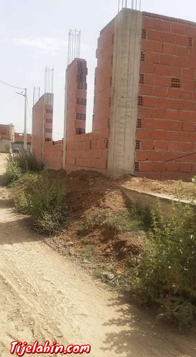 توجد قطعة ارظ للبيع فيها 3أرات أر اونص مبني ولباقي ليبري ايع