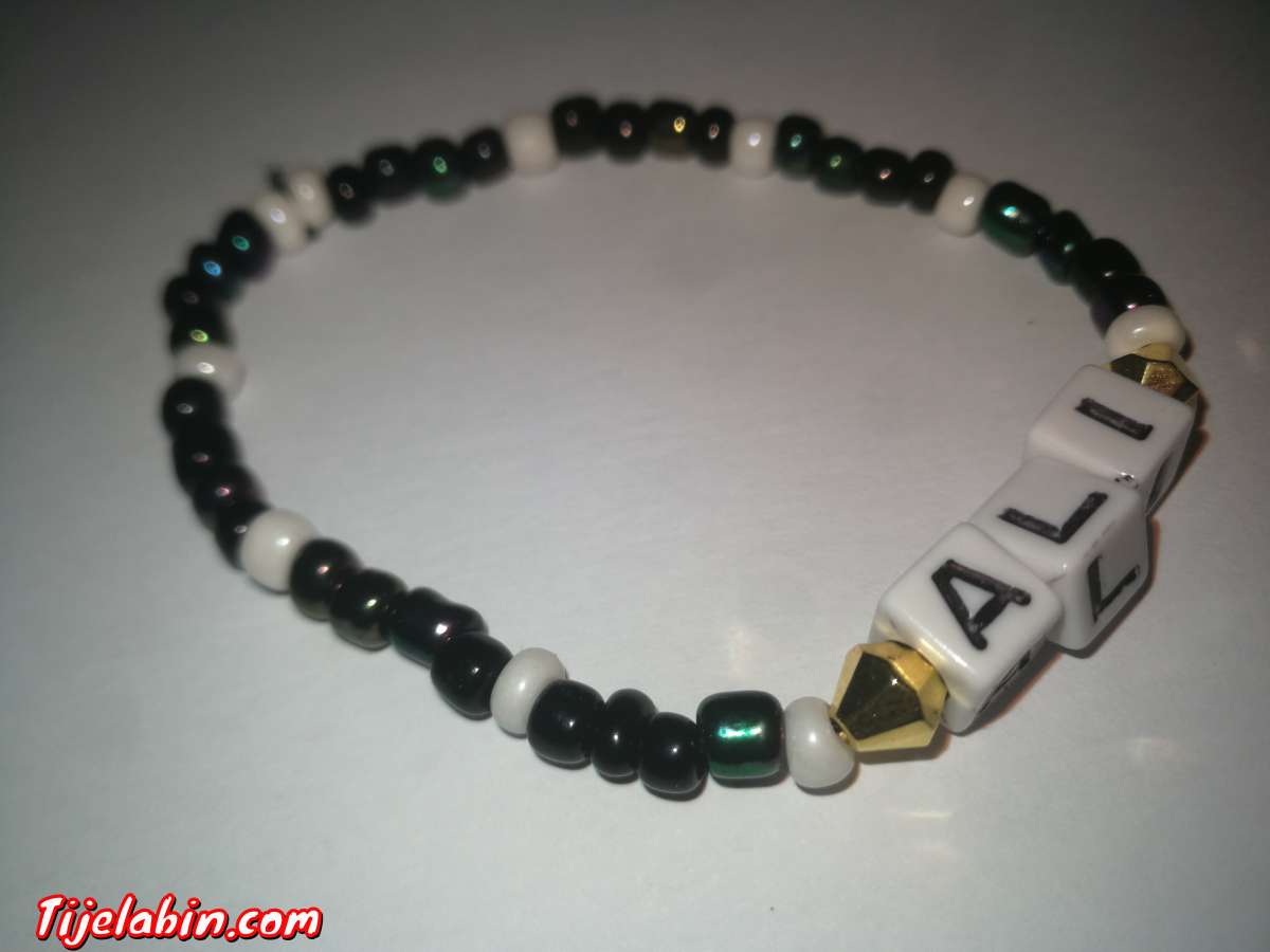 bracelet en perles avec prénom (Ali)