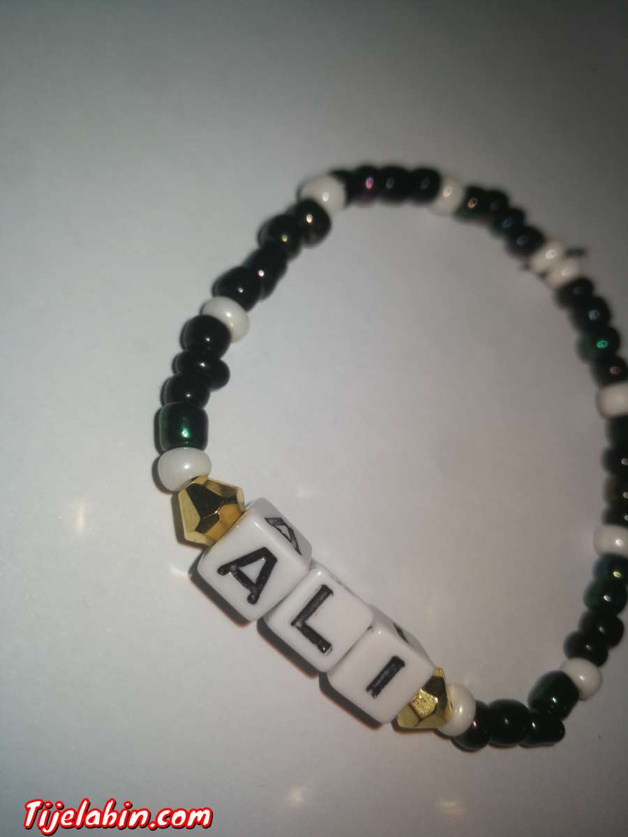 bracelet en perles avec prénom (Ali)