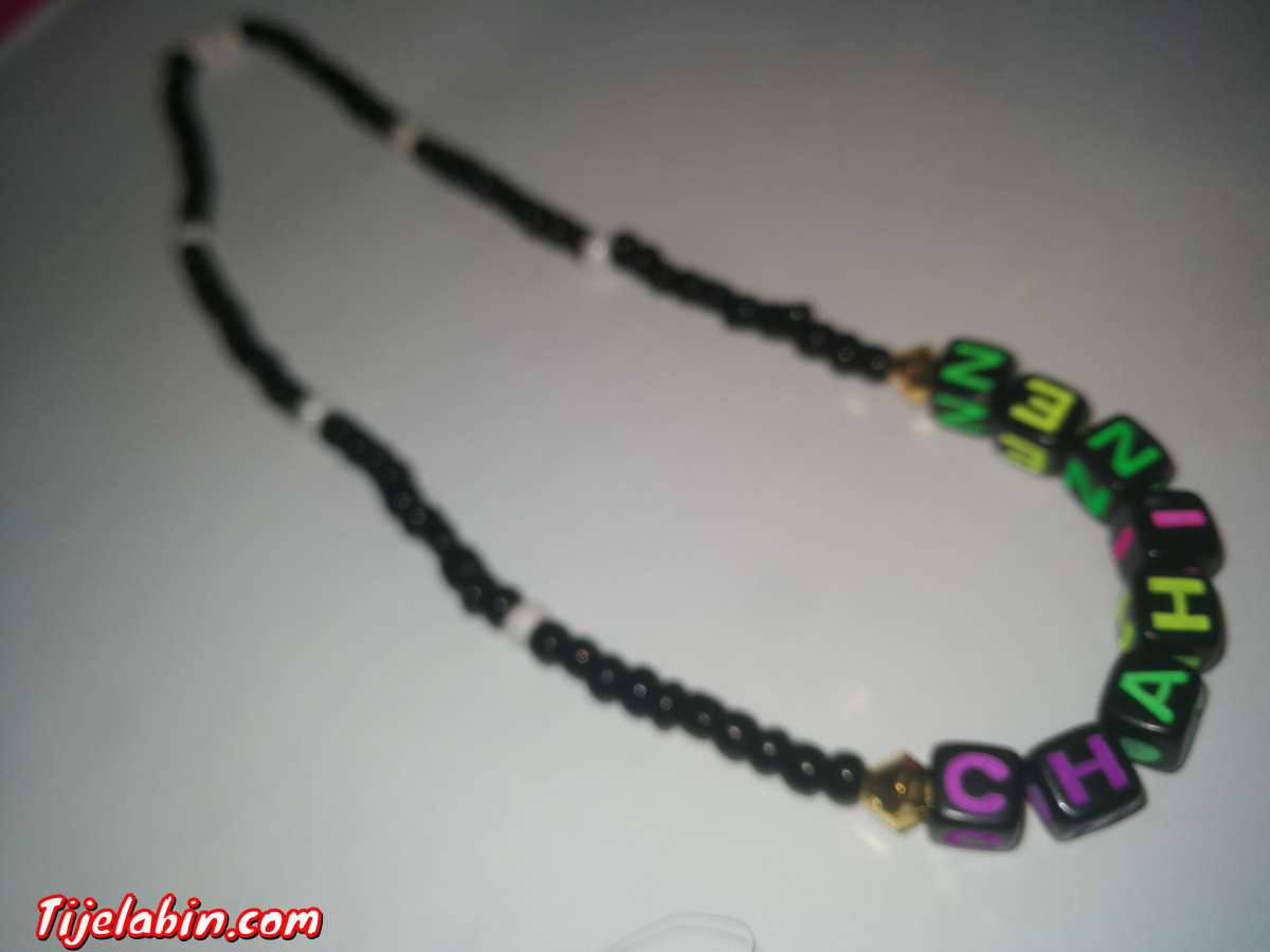 collier en perles avec prénom (Chahinez)