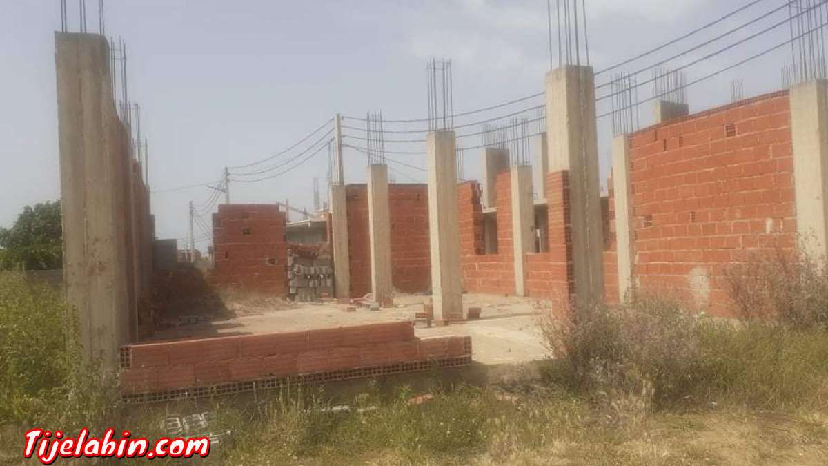 توجد قطعة ارظ للبيع فيها 3أرات أر اونص مبني ولباقي ليبري ايع