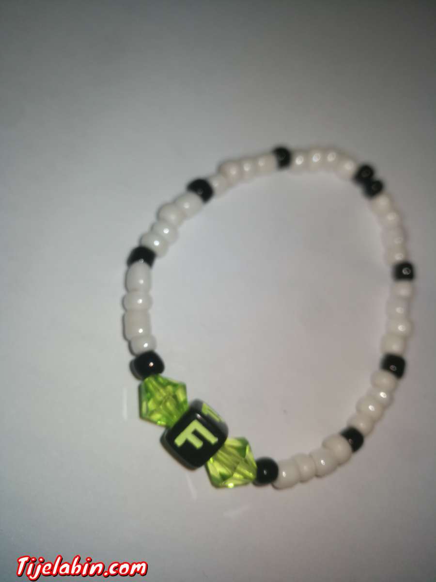 bracelet en perles avec lettres (F)