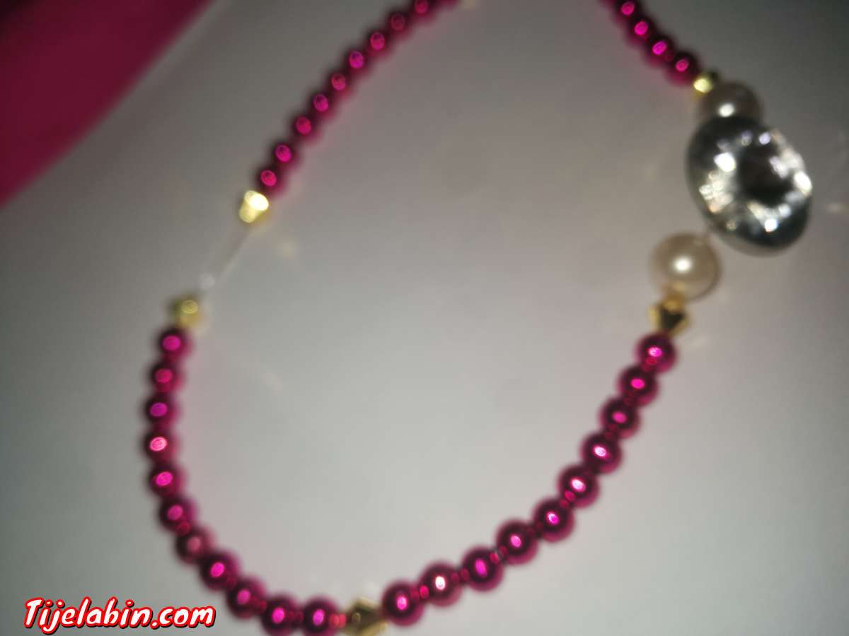 collier de perles avec décoration