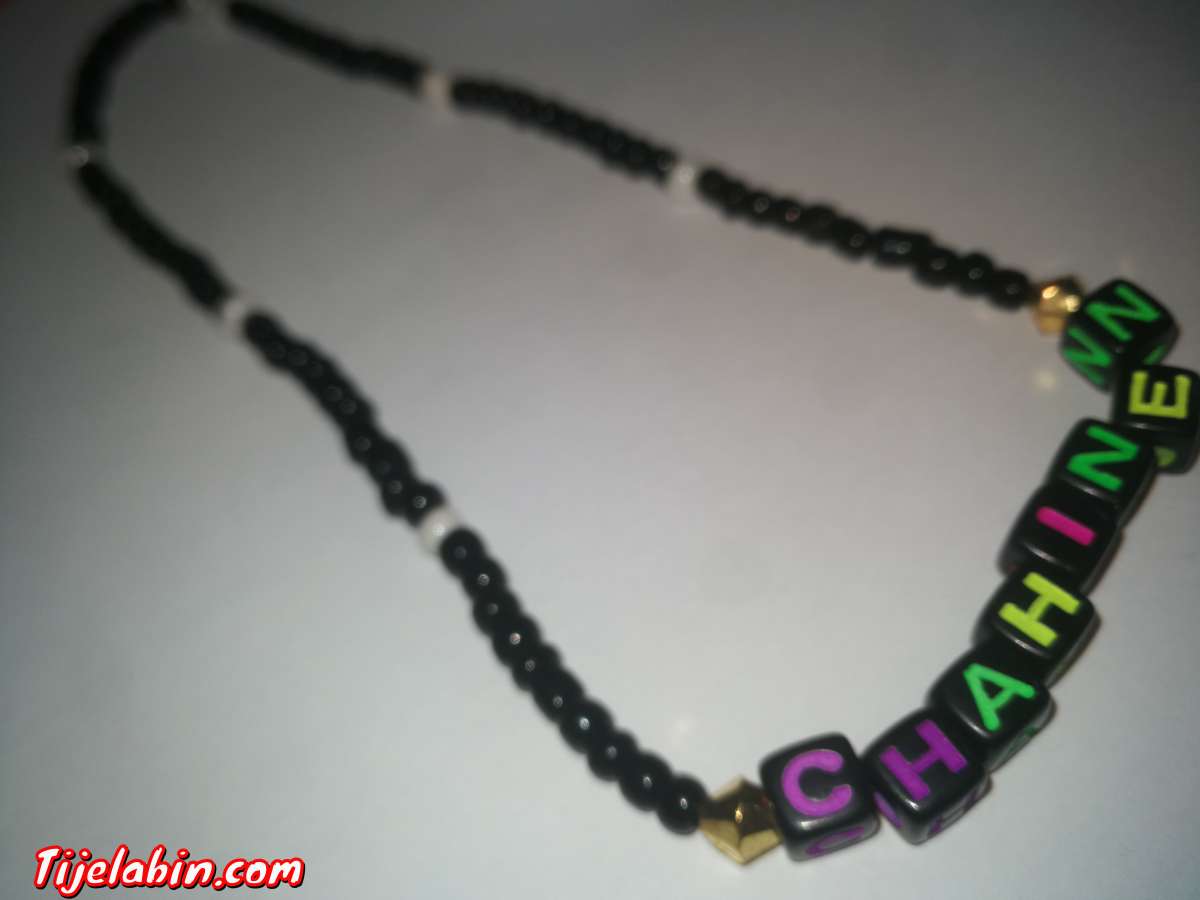 collier en perles avec prénom (Chahinez)