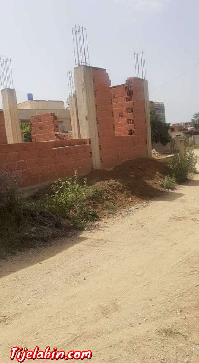 توجد قطعة ارظ للبيع فيها 3أرات أر اونص مبني ولباقي ليبري ايع