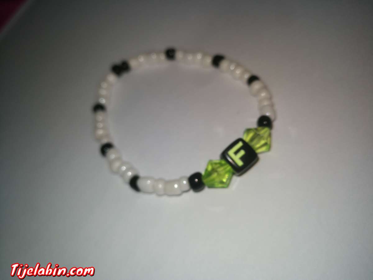 bracelet en perles avec lettres (F)
