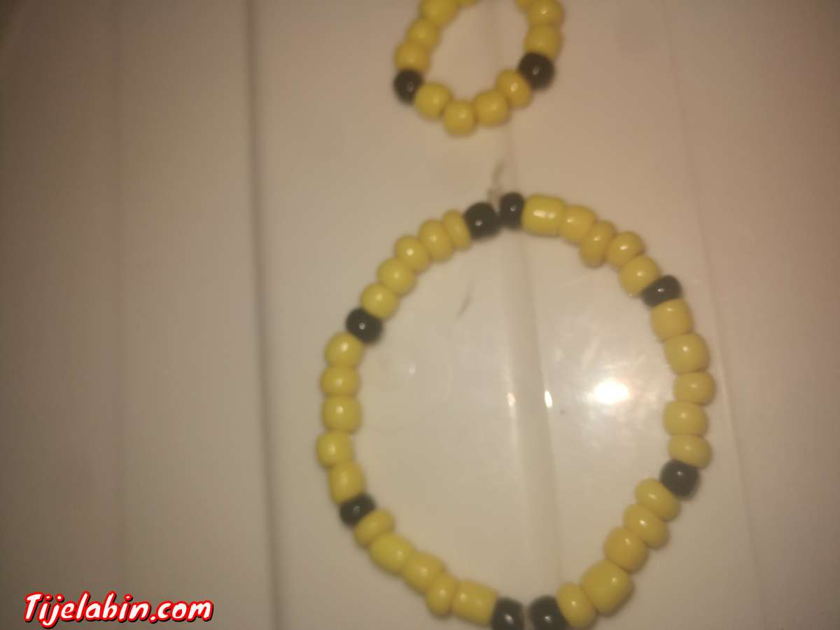 bracelet en perles avec bague jaune_noir