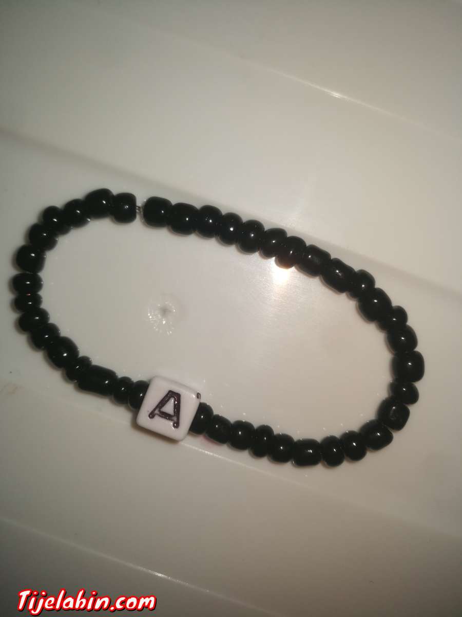 braclet noir avec lettre(à)