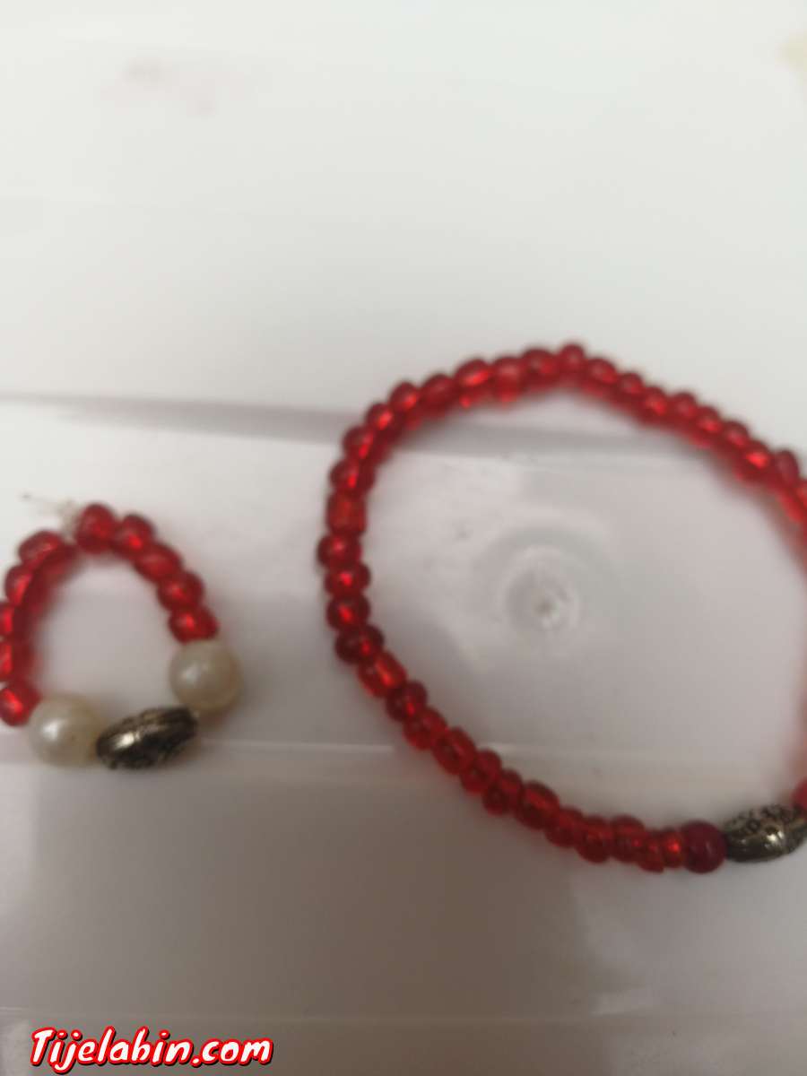 bracelet avec bague rouge