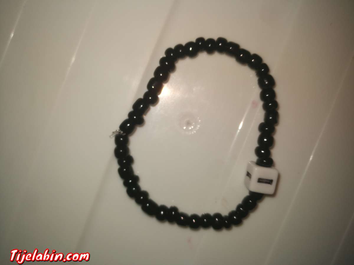 braclet noir avec lettre (I)