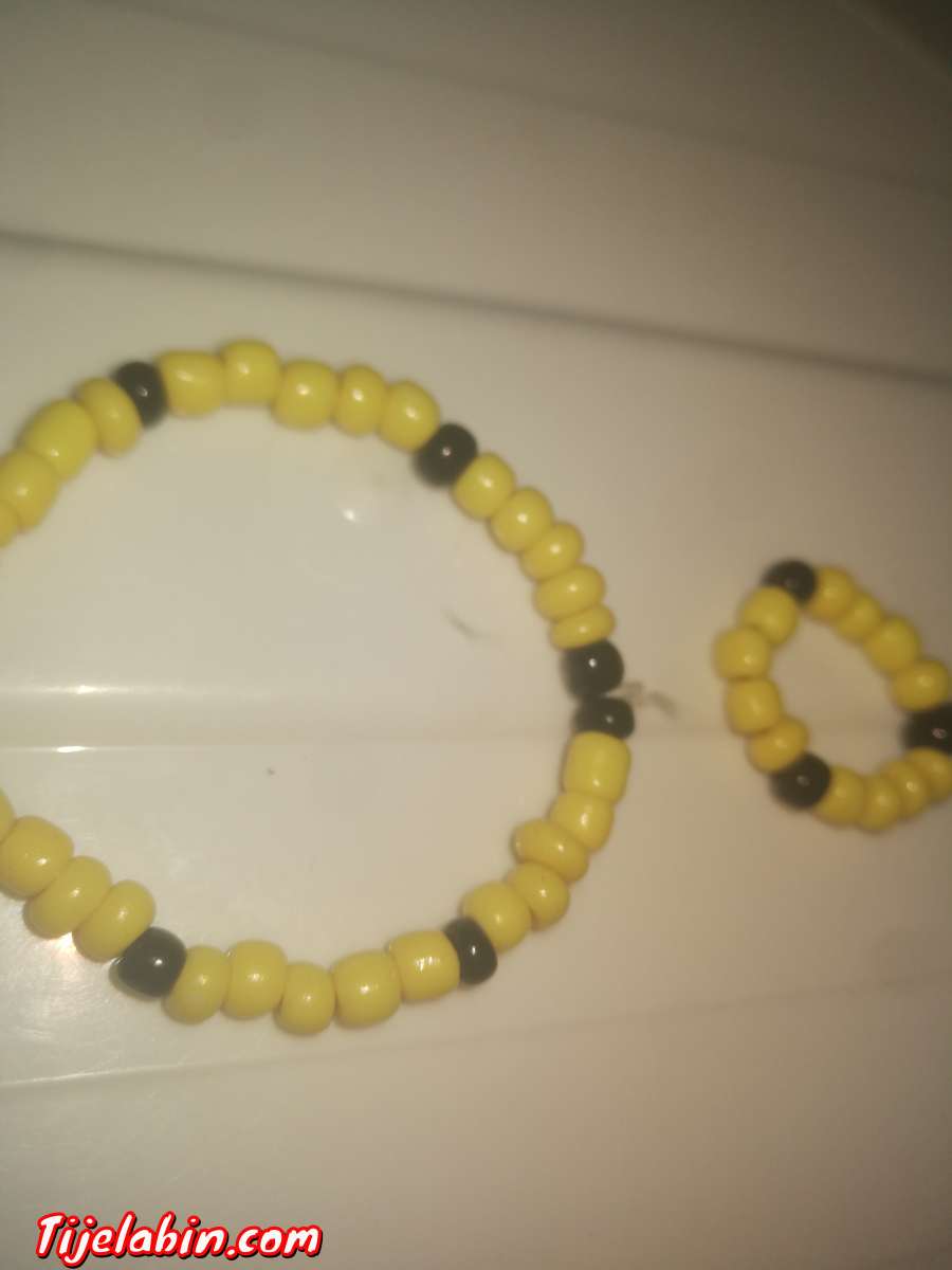 bracelet en perles avec bague jaune_noir