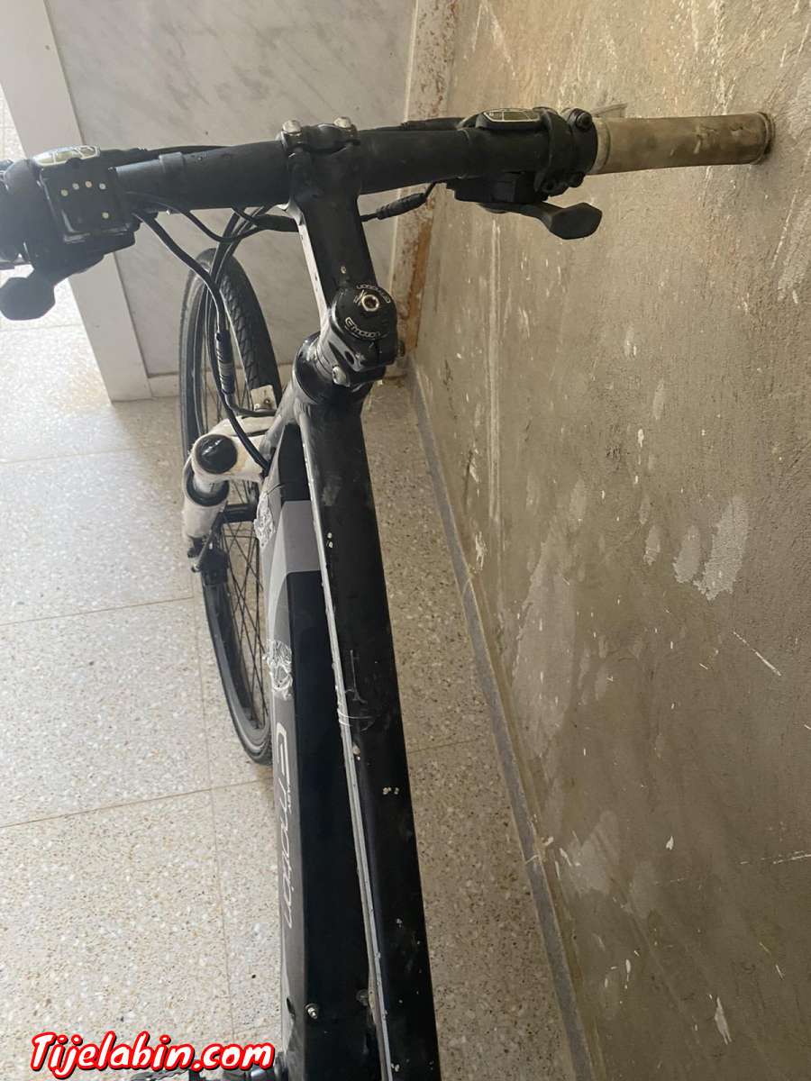 ronde un très beau vélo de course professionnel