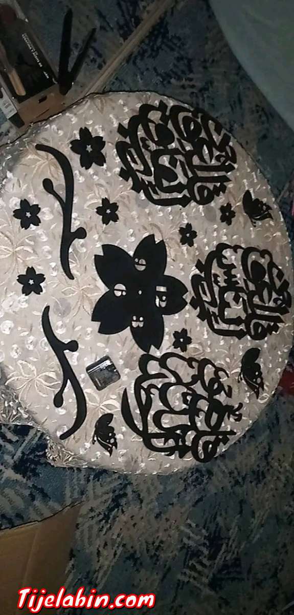 ساعة خشبية للحائط