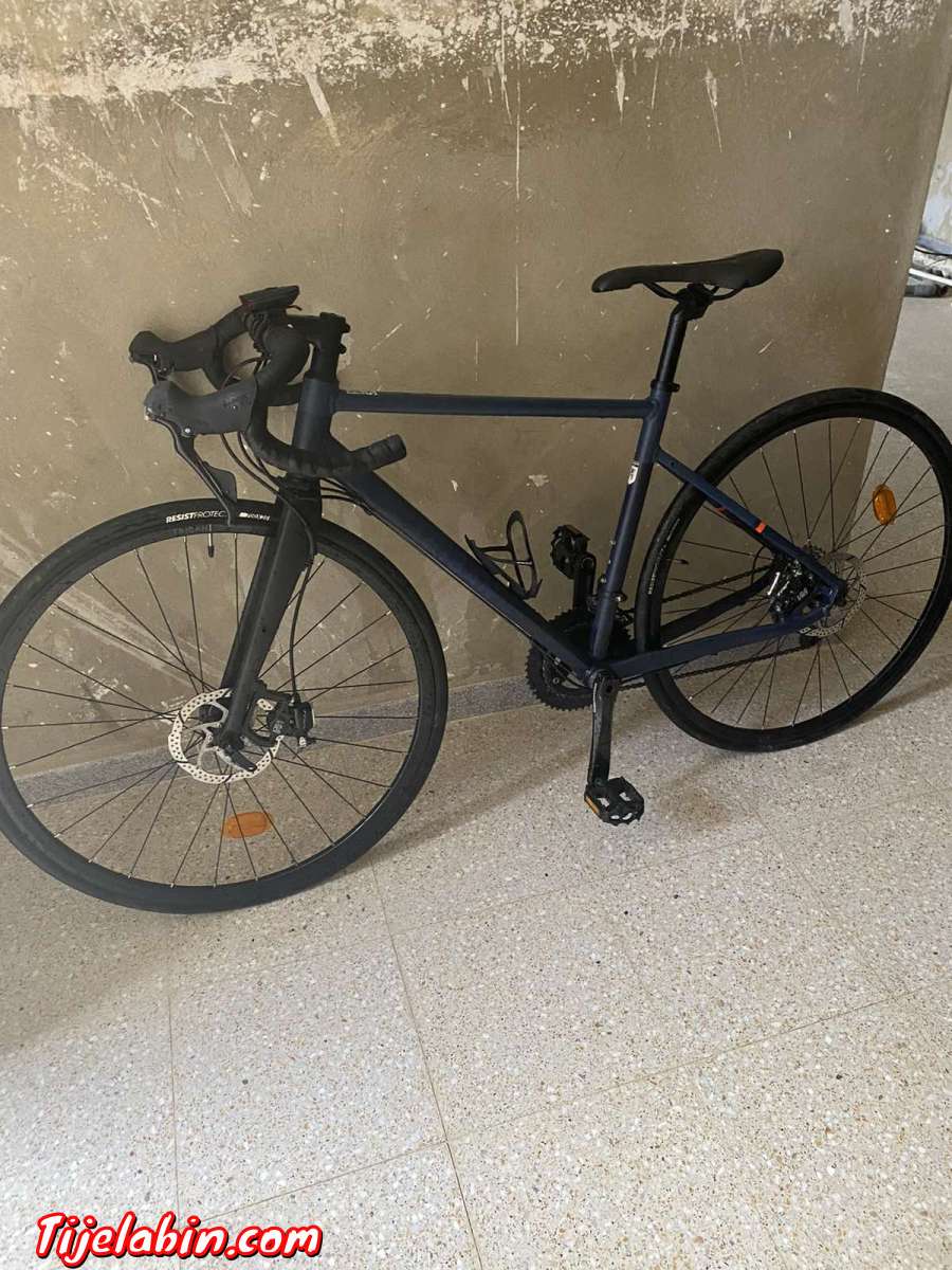 ronde un très beau vélo de course professionnel