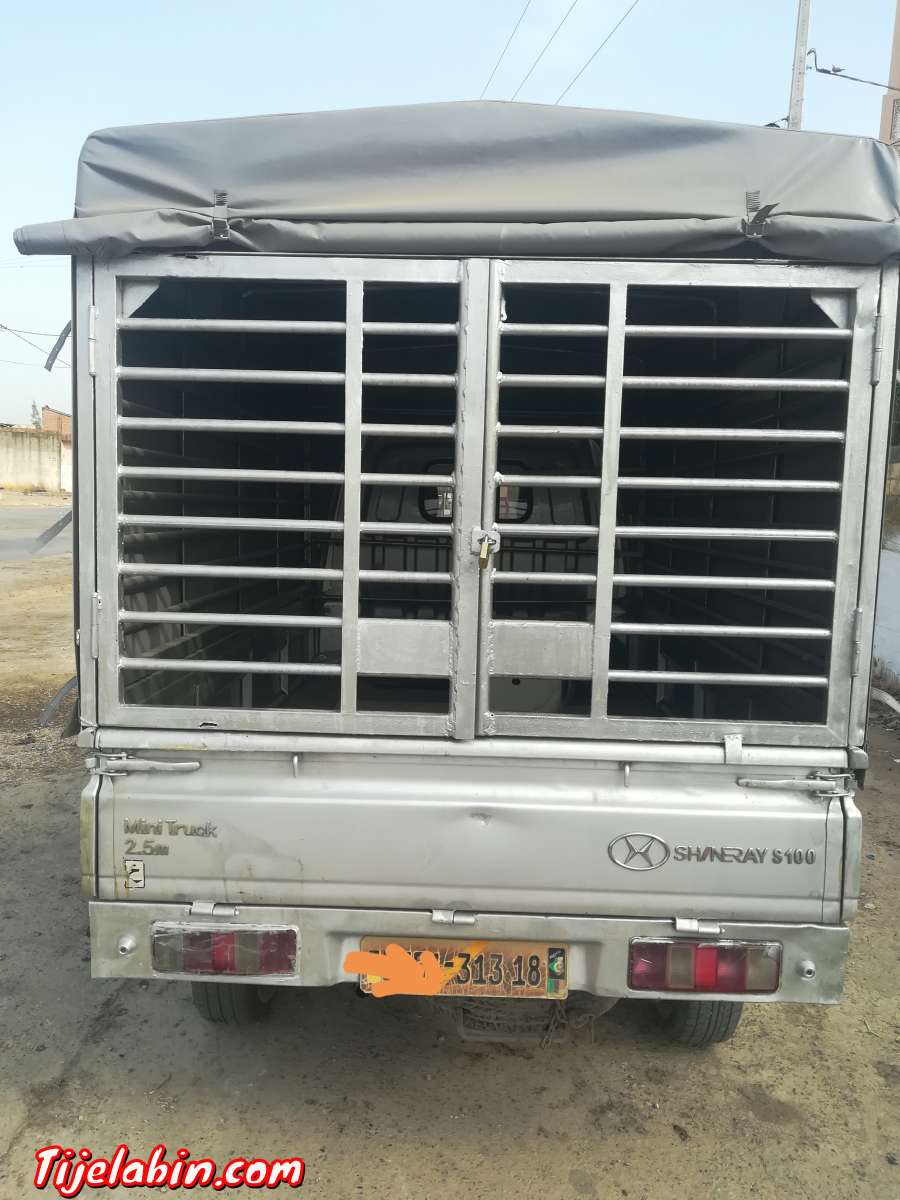 شاحنة صغيرة