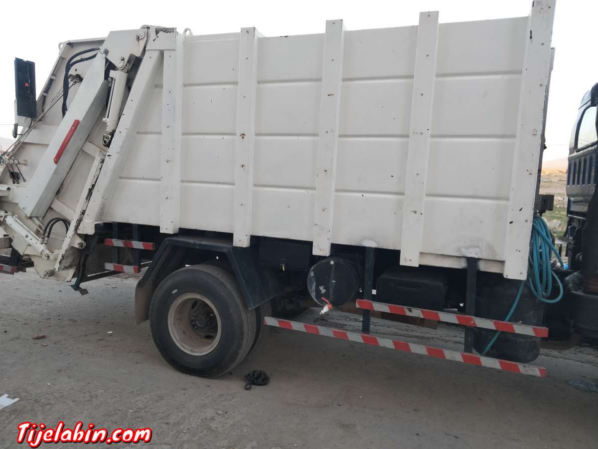 شاحنة جمع القمامة