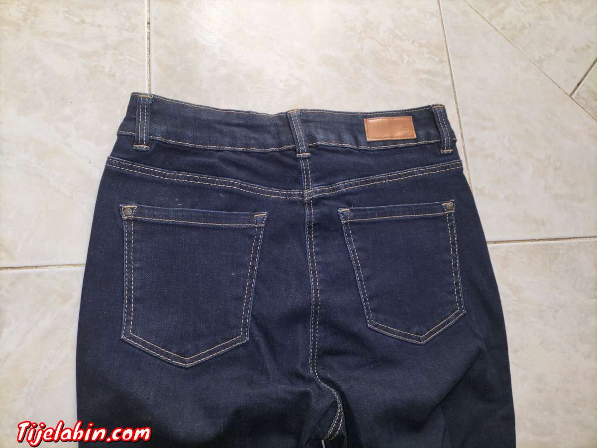 je vends un jean bleu foncé il vient de chez Damart