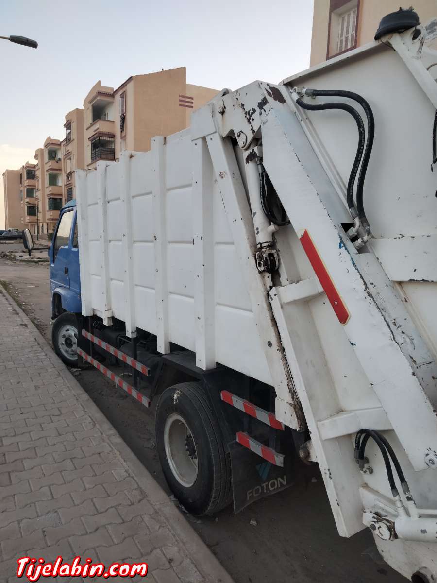 شاحنة جمع القمامة