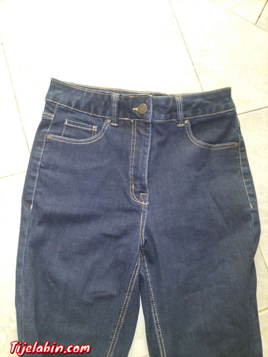 je vends un jean bleu foncé il vient de chez Damart