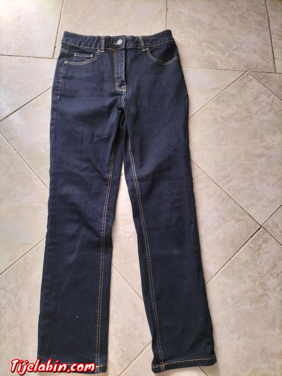 je vends un jean bleu foncé il vient de chez Damart