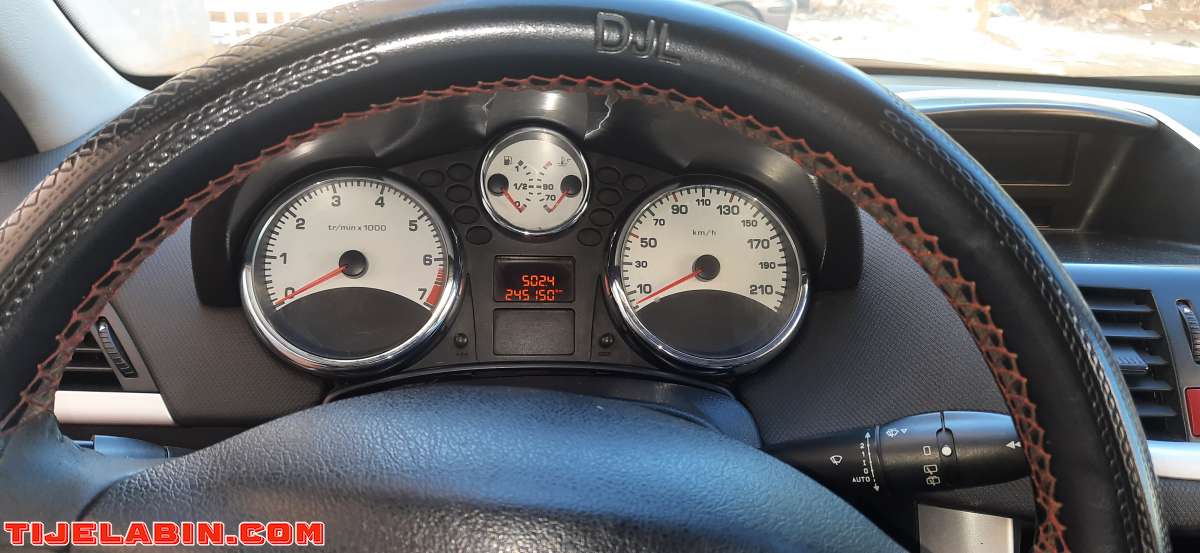 pujeot 207 anné 2011 moteur essence 1.4 vti