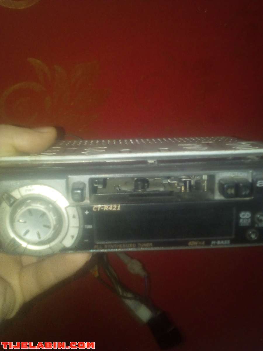 جهاز راديو للسيارات من نوع "AÏWA" مستعمل في حالة جيدة