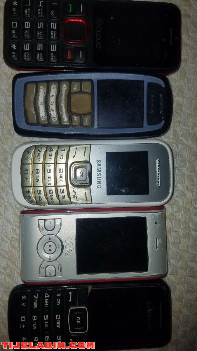 مجموعة من الهواتف المعطلة موجهة نحو محلات التصليح و الصيانة