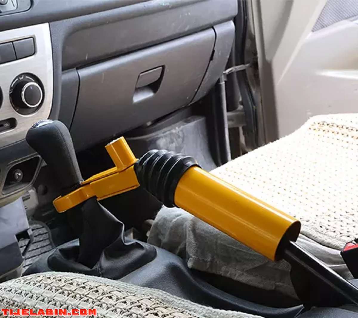 قفل مقود السيارة لتفادي السرقة