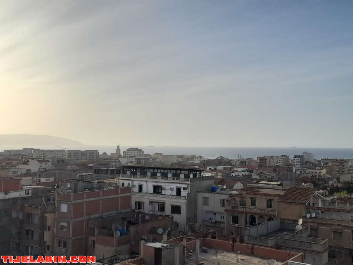 f3 avec terasse  au dernier étage à Bab  Ezzoure  résidence