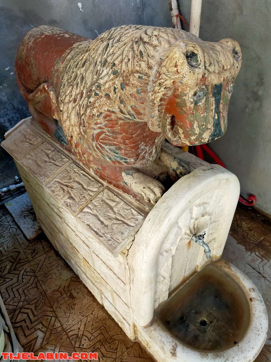 un lion taillé sur Pierre datant de l aire coloniale