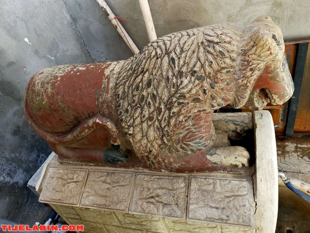 un lion taillé sur Pierre datant de l aire coloniale