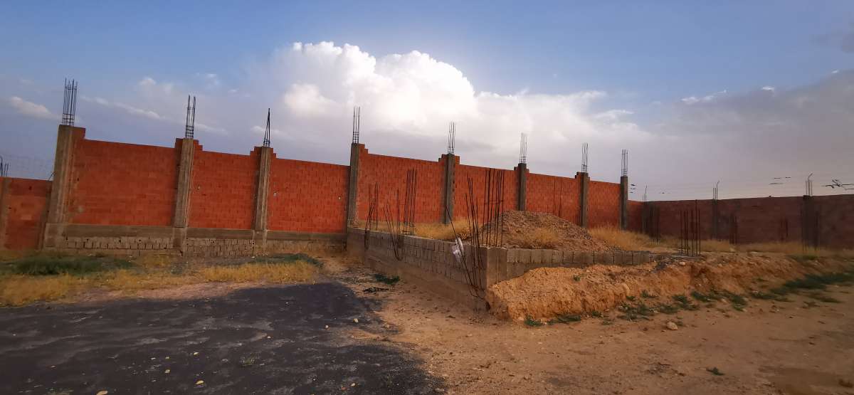 ارض للبيع محاطة بالسور